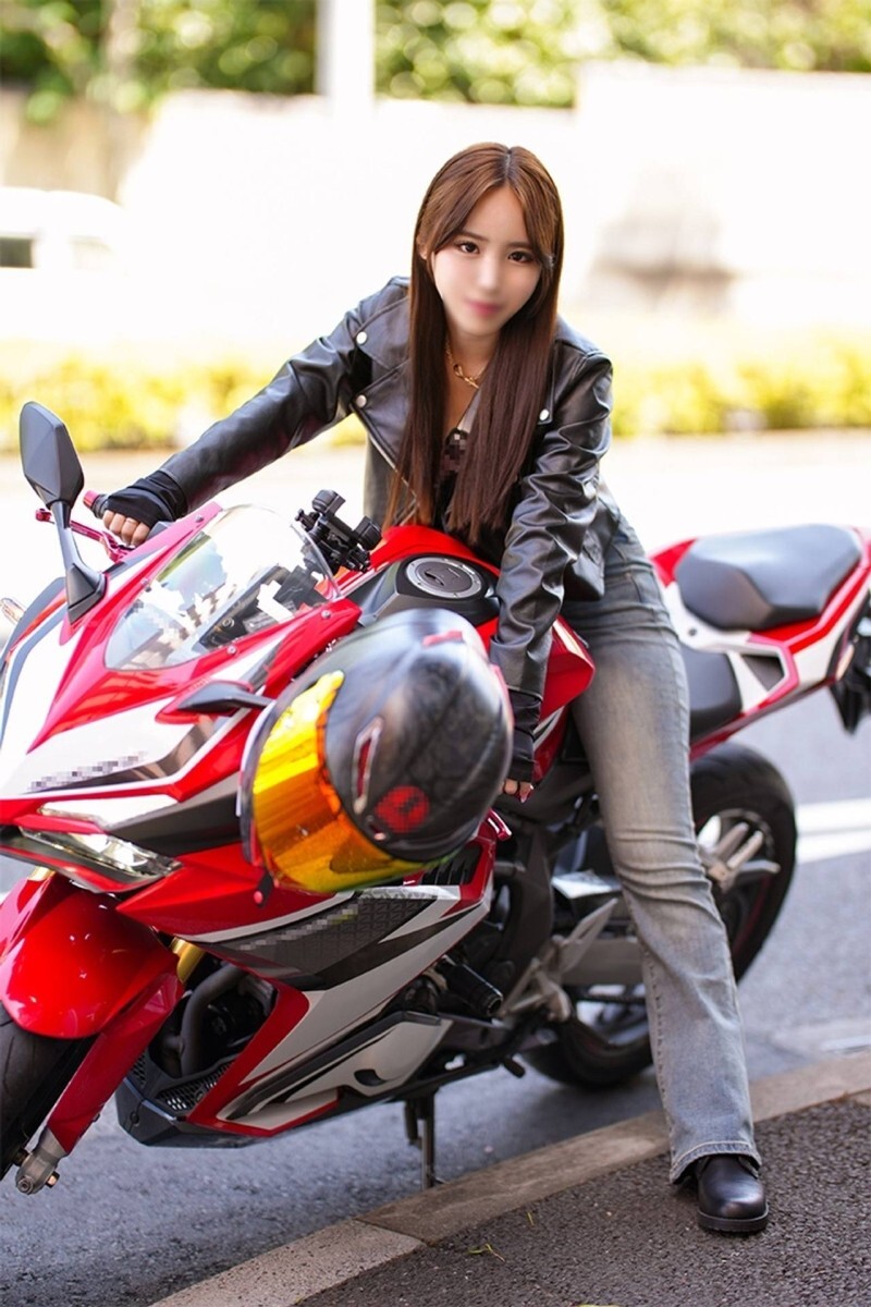 FC2-PPV-4770732 [Limited Price] A beautiful woman with an incredible figure and a motorcycle as her partner. This cool and straightforward woman loses her mind as she cums over and over again during raw sex!